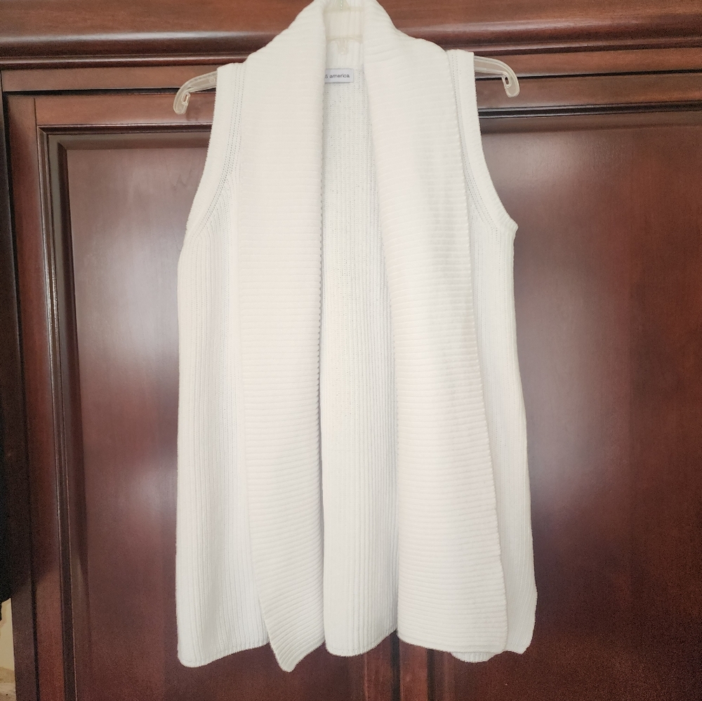 M NWOT White Sweater Vest